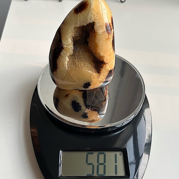 SOLD 🐉 Septarian Egg Nodule // Madagascar 🐉//UV reactive! - Picture 16 of 16